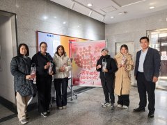 <b>为女教职工们预备了满载祝愿的暖心贺卡以及精</b>